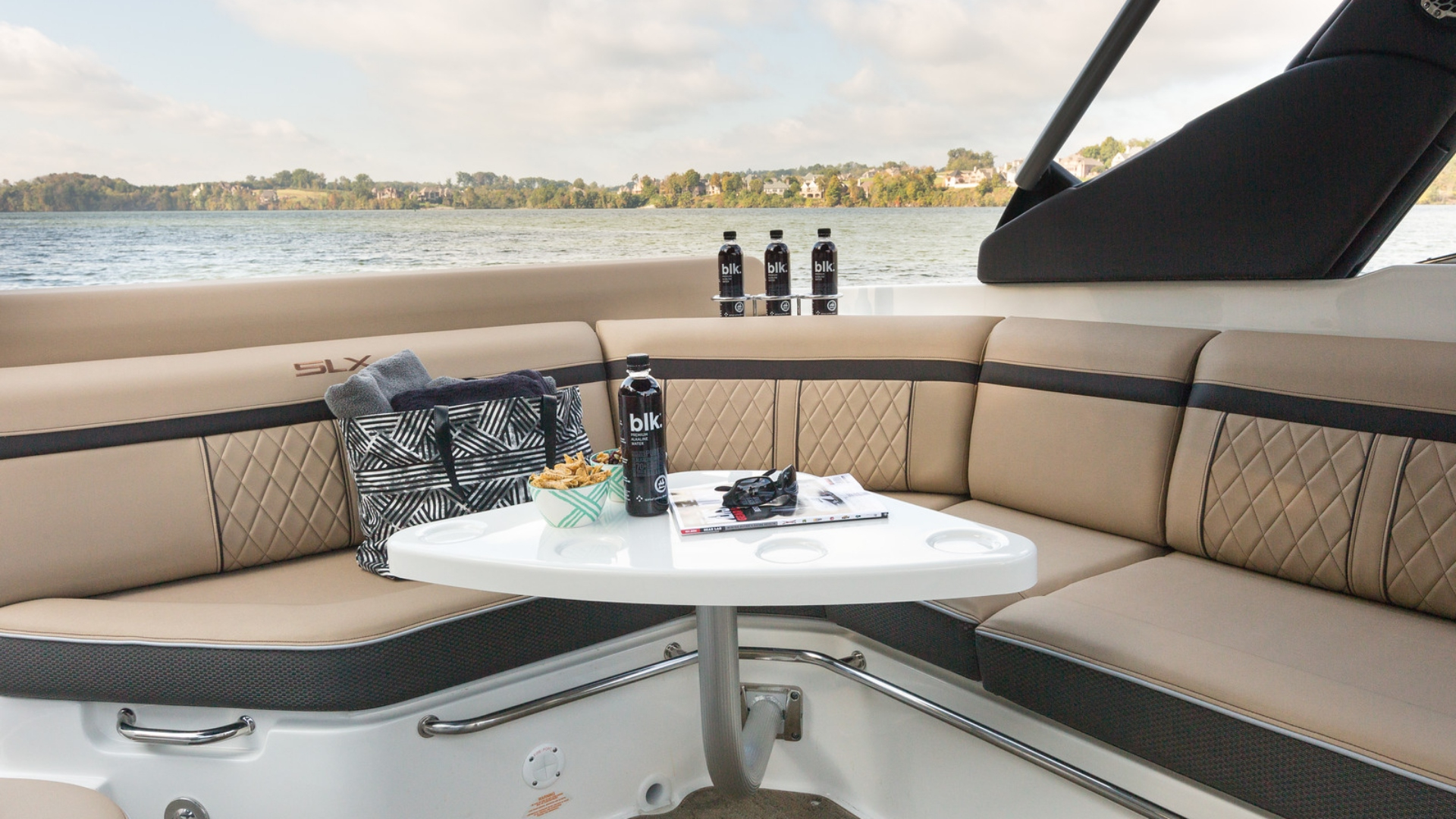 Cockpit dining set with table